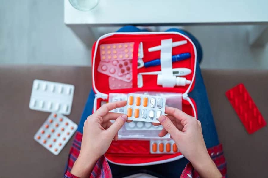 Czy sprawdzają leki na lotnisku? Co musisz wiedzieć przed lotem